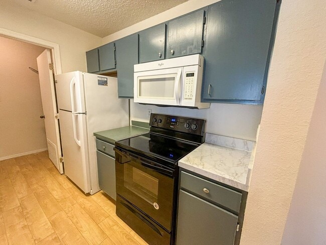 Building Photo - Windsor Park #515 - Pet Friendly!