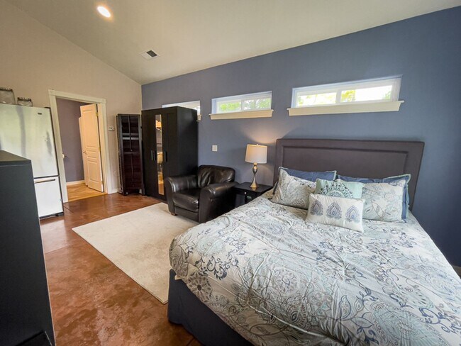 Building Photo - Willow Run Studio: Light, Bright, nice gar...