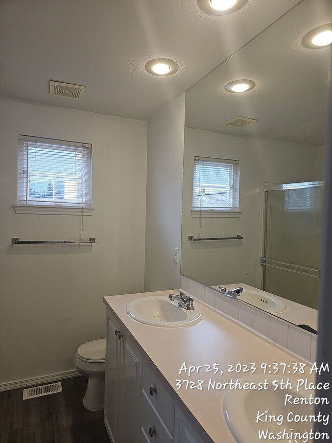 Building Photo - Renton highlands 2 story home for rent, 3 bedroom 2.5 bath with 2 car garage, Avail April 15th!