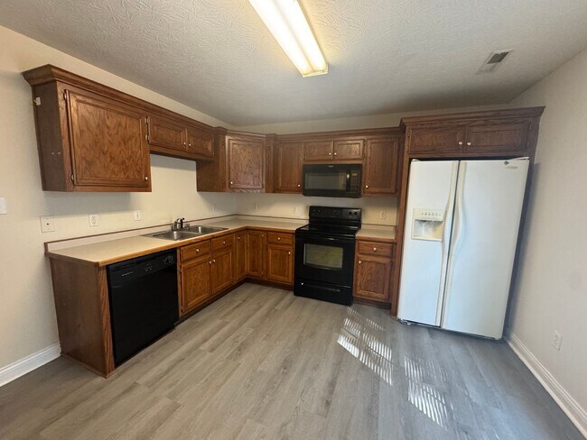 Building Photo - Spacious three bedroom, two bathroom home