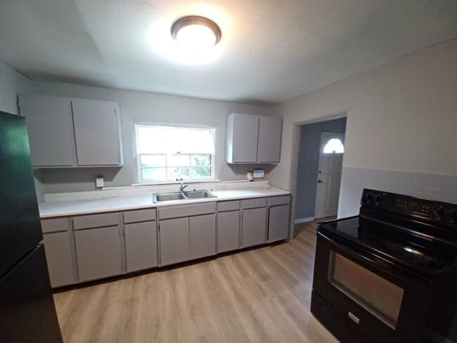 Building Photo - 10179 Bon Oak Dr