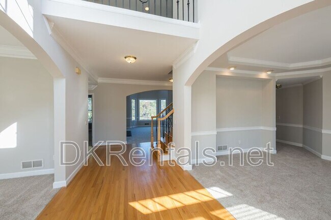 Building Photo - 841 Lakeglen Dr