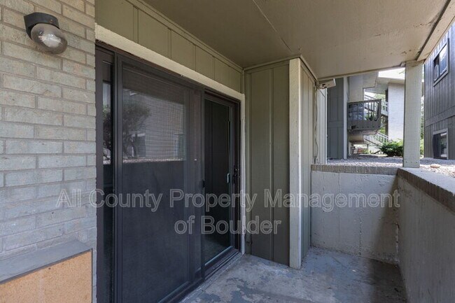 Building Photo - 695 Manhattan Dr