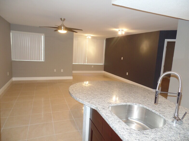 Building Photo - 2890 N Oakland Forest Dr