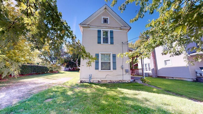 Primary Photo - 3 Bedrooms, Newly updated!