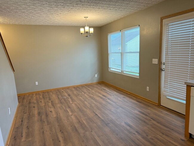 Building Photo - Charming 3 bedroom, 2.5 bath home located in Lehner Woods