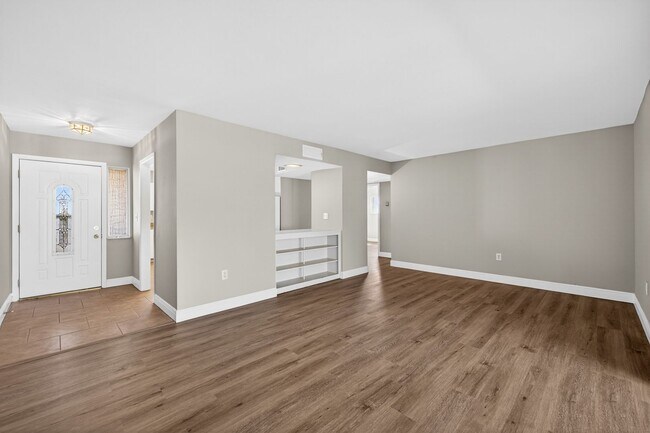 Building Photo - FULLY RENOVATED 2 BEDROOM WITH HUGE BONUS ROOM!