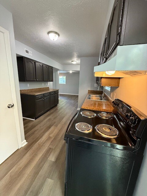 Building Photo - EAST SIDE 4 BR RECENTLY UPDATED!  AVAILABLE NOW!