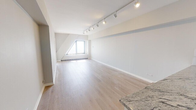 Building Photo - 175 E Delaware Pl