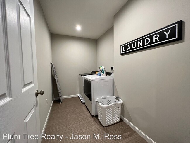 Building Photo - 4 br, 2.5 bath House - 7876 Ellington Court