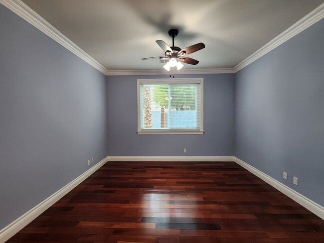 Building Photo - Entertainers Delight with minutes of shopping and restaurants