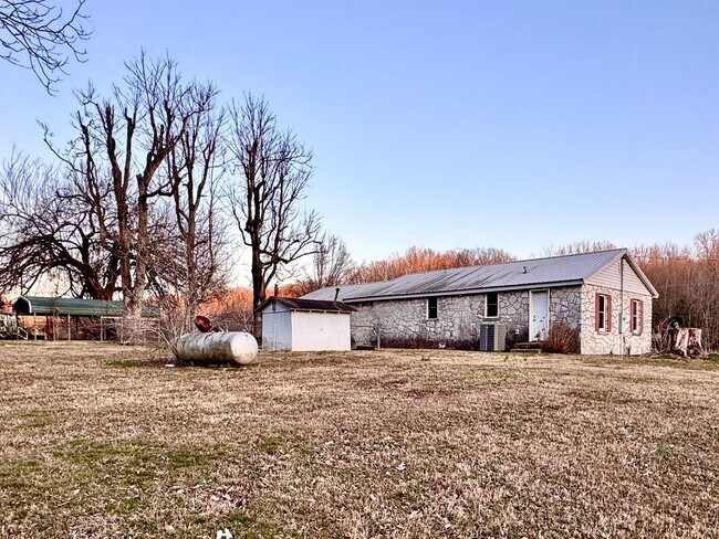 Building Photo - 2 Bedroom/ 1 Bath Home Between Cave City and Batesville!