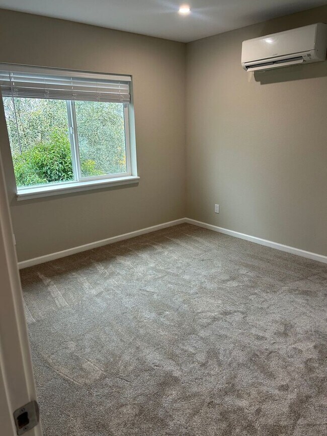 Building Photo - New 2 Bedroom, 1.5 Bathrooms in Santa Rosa Available Now!