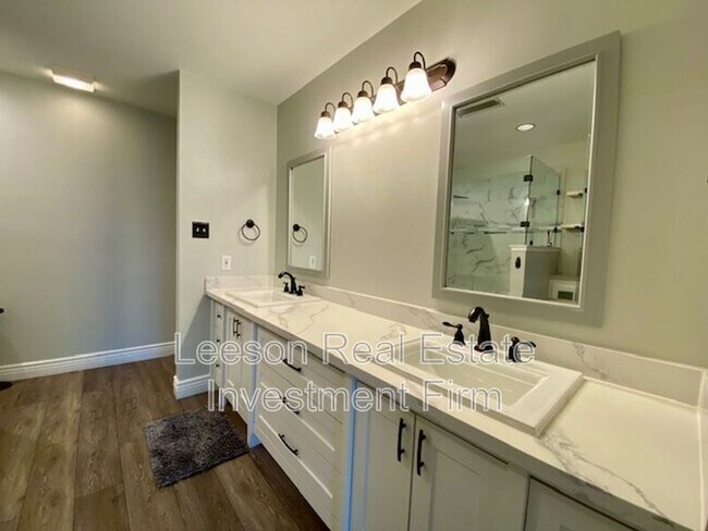 Building Photo - 5706 Wood Ridge Dr