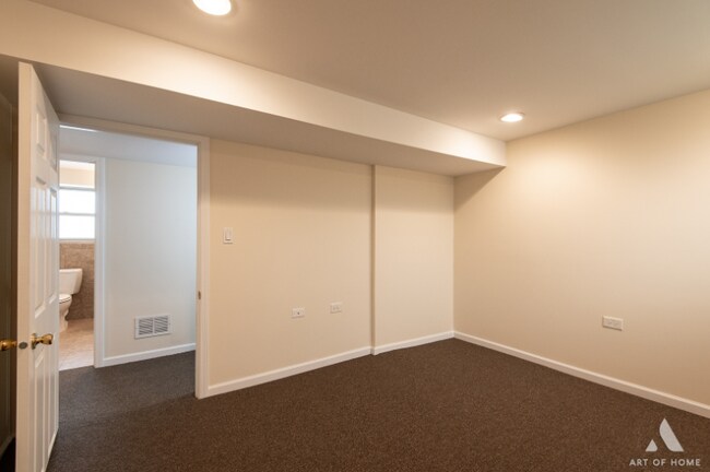 Building Photo - 3301 N Kilbourn Ave