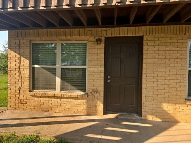 Building Photo - Available Now! Updated, Downstairs 2 Bedro...