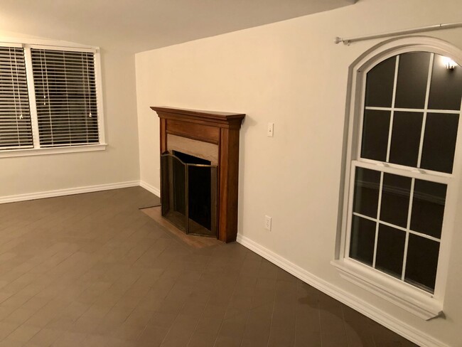Building Photo - Beautifully renovated single-level home in...