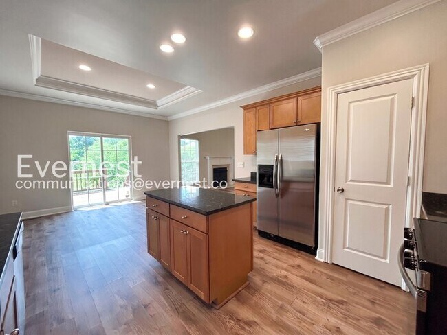 Building Photo - 3-Bed/2-Bath Home with Fireplace and 2-Car Garage/Available Now!