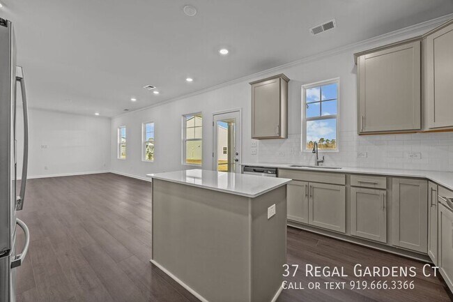 Building Photo - 37 Regal Gdns Ct