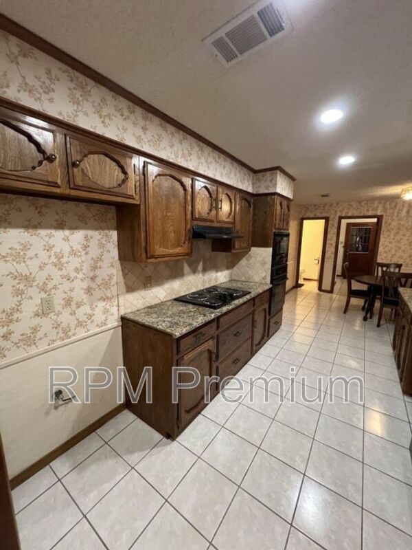 Building Photo - 13936 Cayuga Dr