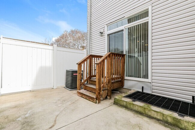 Building Photo - 1400 S 24th St