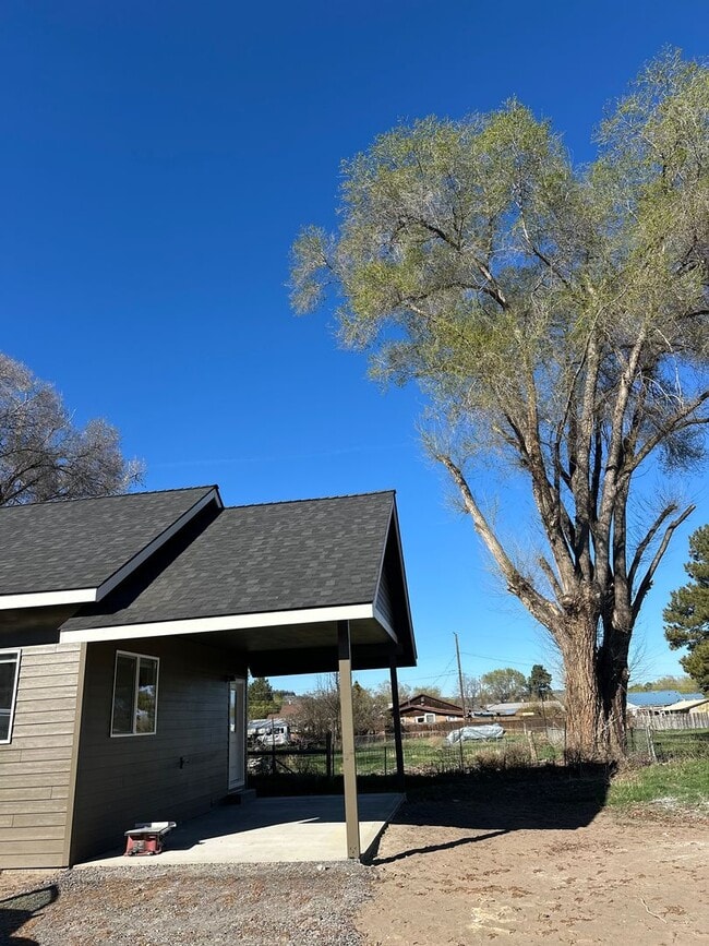 Building Photo - Bright & New 2 Bed / 2 Bath with Vaulted Ceilings & Covered Parking!