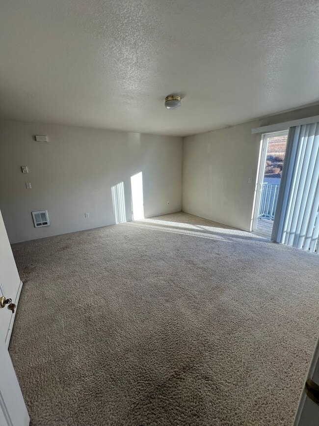 Primary Photo - 2 Bedroom, 1 Bath Apartment - Located near...