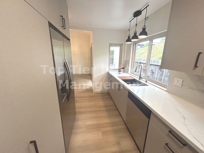 Building Photo - ***FULLY RENOVATED 2 bed / 2 bath / 1,120 sqft Home in 55+ Nob Hill Community - Available NOW***