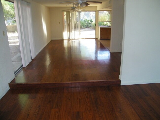 Building Photo - Pending/ Rented - 3 Bed, 2 Bath Tucson Ren...