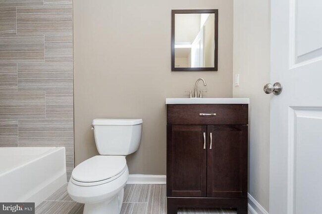 Building Photo - 2422 Frankford Ave