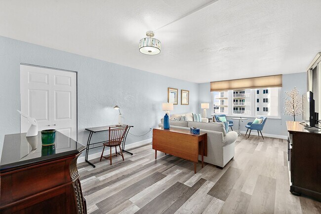 Building Photo - Spacious Oceanfront Condo
