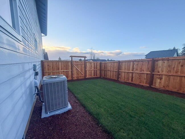 Building Photo - 505-507 NW Hillcrest Dr