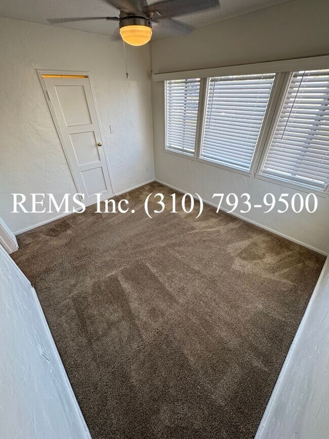 Building Photo - Refurbished Upstairs Apartment w/ Parking