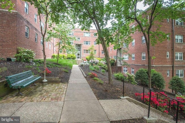 Building Photo - 1320 Fort Myer Dr