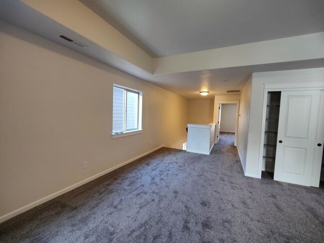 Building Photo - Beautiful 3x2.5 with fenced patio and upstairs bonus area