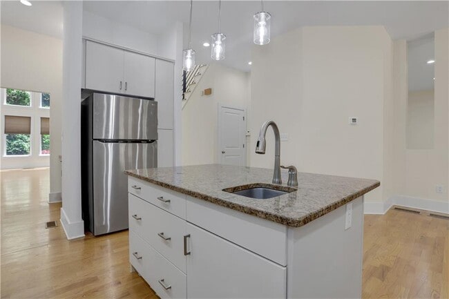 Building Photo - 3228 Silver Lake Dr NE
