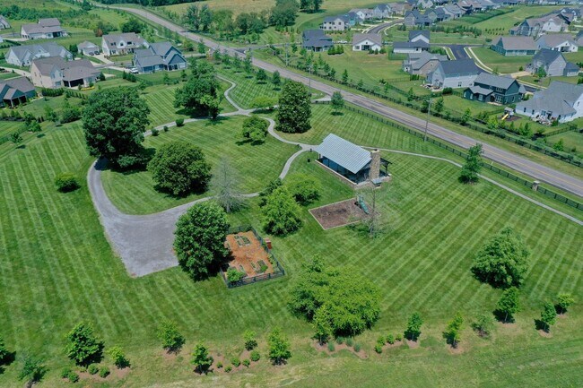 Building Photo - Luxurious 5 Bedroom, 3 Bathroom Home in Mc...