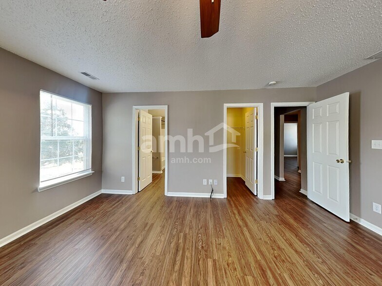 Building Photo - 1355 Round Lake Rd
