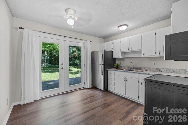 Building Photo - 3315 Erskine Dr