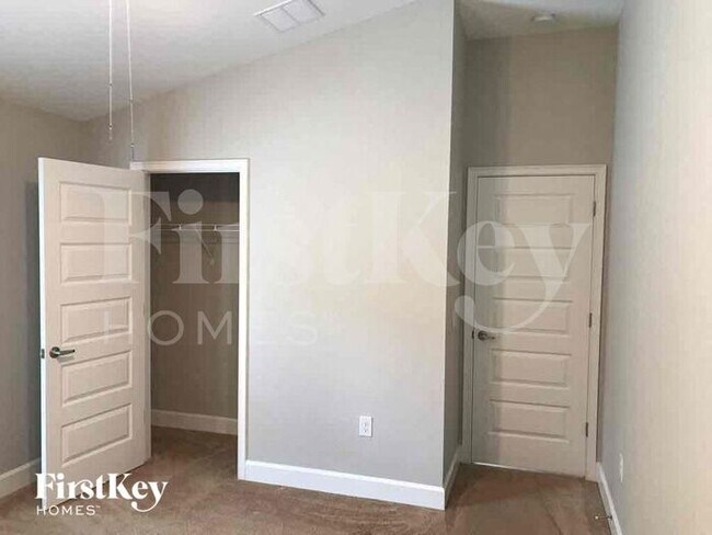 Building Photo - 5261 Jessamine Ave