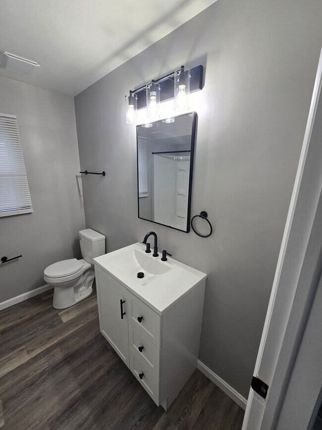 Building Photo - 1820 Oakwood Ave