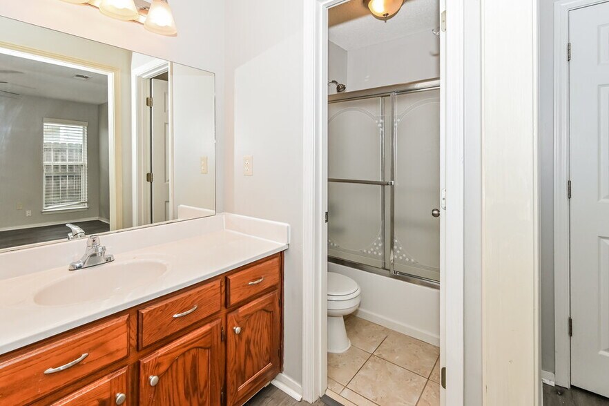Building Photo - 6314 Oak Run Dr E
