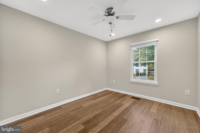 Building Photo - 8605 Western Oak Dr