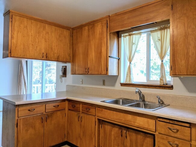Building Photo - Spacious 3 Bed 2.5 Bath in Seatac