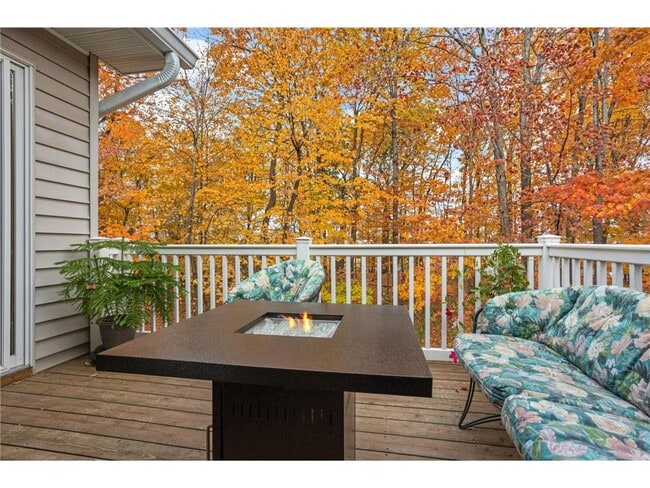 Building Photo - 9280 Blackoaks Ct N