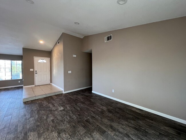 Building Photo - Beautiful 3 Bedroom 2 Bathroom House in Co...