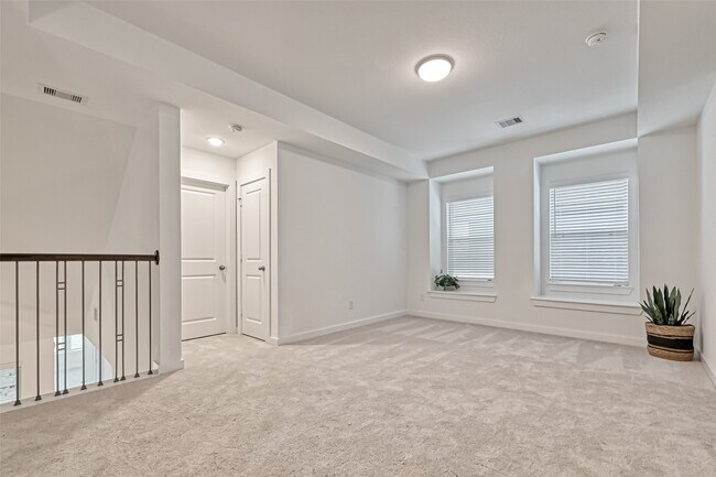 Building Photo - 323 Highland Bayou Dr