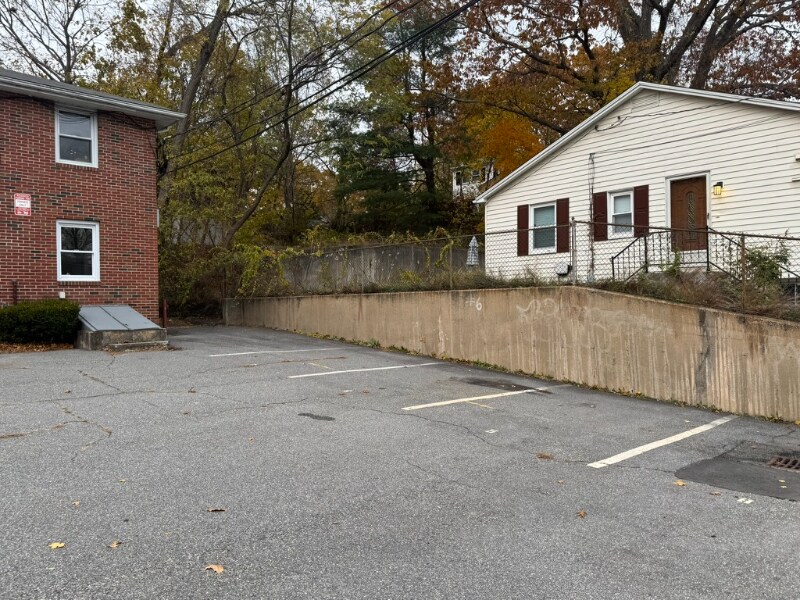 Building Photo - 372 Park St