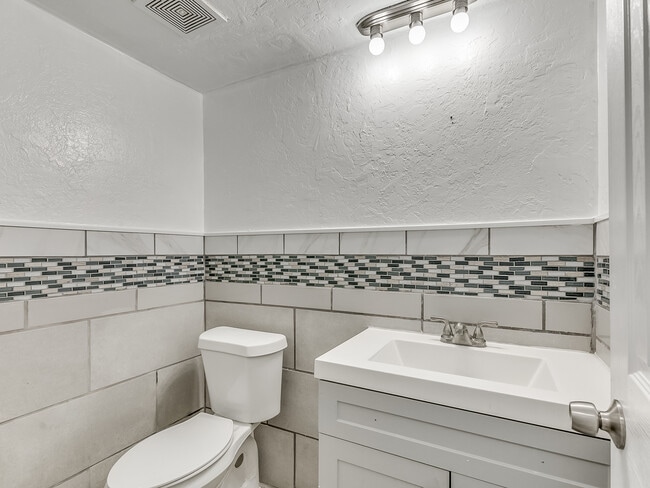 Building Photo - 7704 Brookside Dr