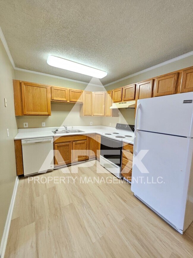 Building Photo - MOVE-IN SPECIAL,NO RENT TIL JUNE 1ST! - 3 Bd | 2 Ba 1st Floor Condo in West Knoxville!